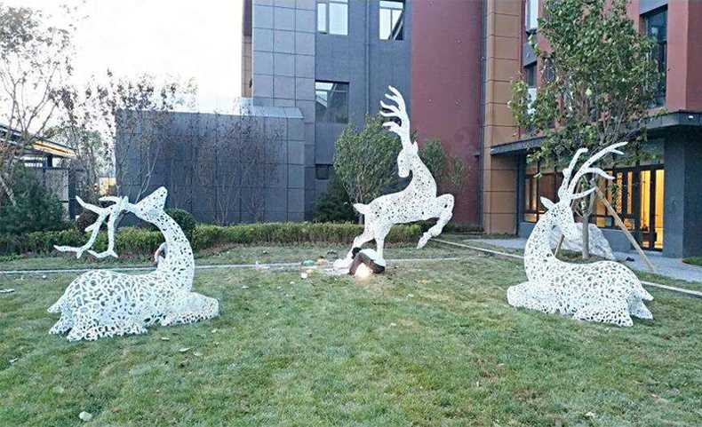 不銹鋼鹿，不銹鋼鏤空鹿，鏤空鹿景觀擺件，鏤空鹿雕塑，河北不銹鋼鹿廠家3.jpg