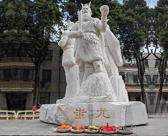 云南石雕黃帝、炎帝、蚩尤雕塑安裝效果展示