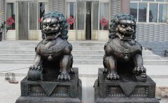 銅獅子雕塑應(yīng)該怎樣擺放？